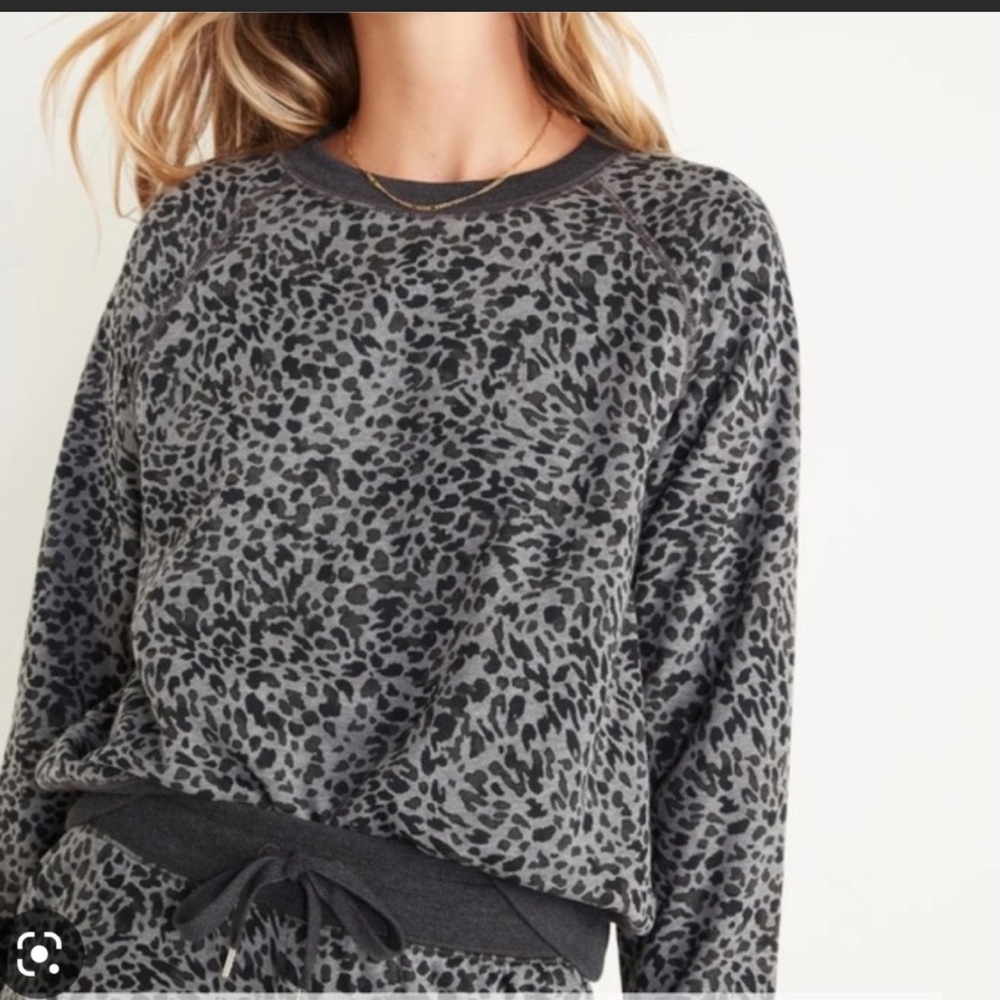 Old Navy Active Black/Gray Leopard Print Pullover Medium